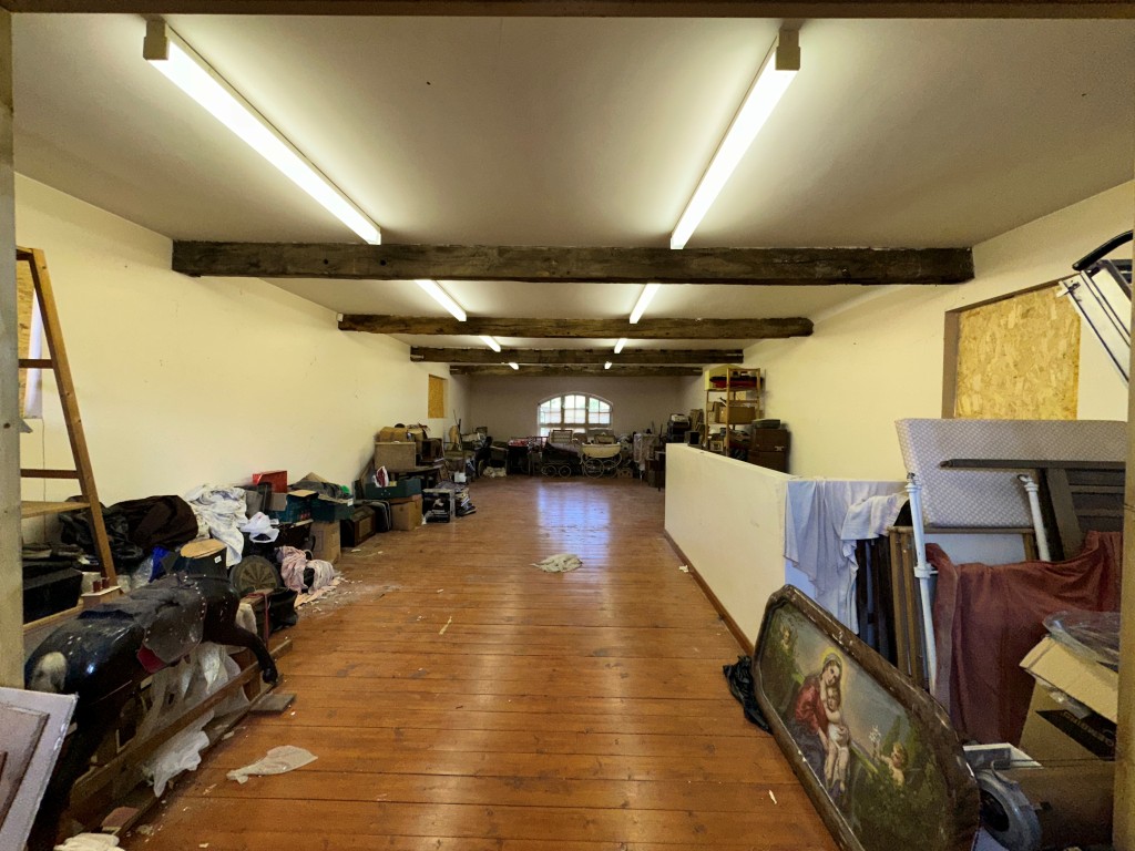 Lot: 227 - THREE-BEDROOM OLD SCHOOL UNIT WITH POTENTIAL - Mezzanine floor above main hall